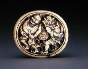 Netsuke zobrazující Raidena s bohem větru Futenem, 1860-70 (jelen-antler) (viz 205917)